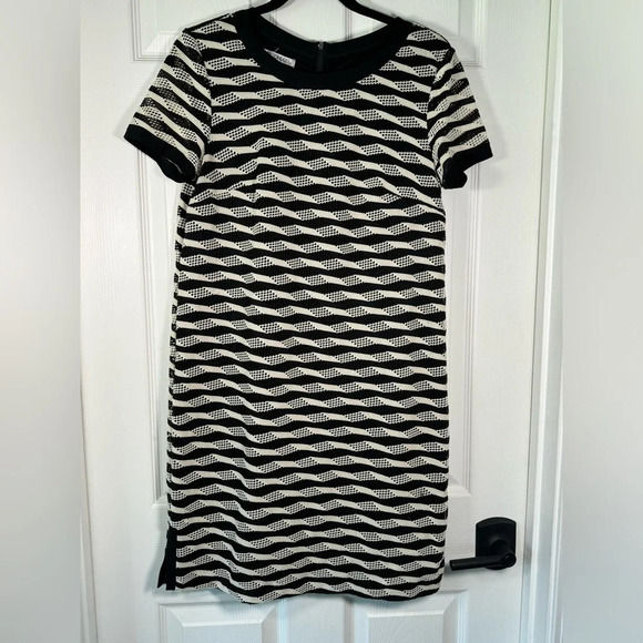 Maggy London Geometric Stripped Netting Black & White T Shirt Dress Mini Size 10 - Picture 1 of 6